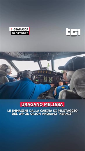 Le immagini nell’occhio dell’uragano #Melissa dalla cabina di pilotaggio del WP-3D Orion #NOAA42 “Kermit” della NOAA. 📹 Video credit: Cmdr. Danielle Varwig, NOAA Corps. #Tg1 | Tg1