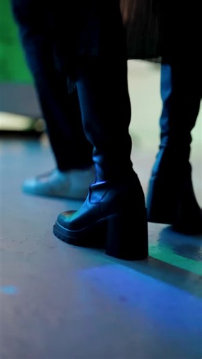 MACI MACI, c’est quoi ?! Pas une secte (promis) 😄 Juste une bande de copains et copines qui aiment le vin vivant. On veut vous faire découvrir les vignerons et vigneronnes du coin, ceux qui bossent propre, respectent la terre 🌿 et font du vin qui a de la gueule 🍷 Au salon MACI MACI, tu goûtes, tu danses, tu chopes des quilles et tu refais le monde entre deux verres ✨ 📅 Dimanche 7 décembre 📍 Salle Eaux et Forêts – Annecy Des nouveautés arrivent… restez dans l’coin 👀 Crédits photo: @yazoupic