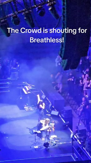 Breathless is definitely their trademark song. #concert #thecorrsmanila2025 #thecorrs #fyp #foryourpage #fypage #foryou