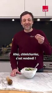 🍃 SAUCE CHIMICHURRI 🍃 Chimicchurri ? La sauce chérie des Sud-Américains pour accompagner les viandes et les poissons grillés ! Ma recette préférée, c’est celle de Beatriz Gonzales, la cheffe mexicaine de Neva Cuisine (Paris 8e), Coretta (Paris, 17e) et la taqueria Taco Mesa (livraison ou à emporter). France Inter 📷 Marielle Gaudry 🧂INGRÉDIENTS 2 gousses d’ail 1 pincée de sel 1 c. à c. de sucre 1 petit bouquet de menthe 1 petit bouquet de de coriandre 1 petit bouquet de d’aneth 1 petit bouque