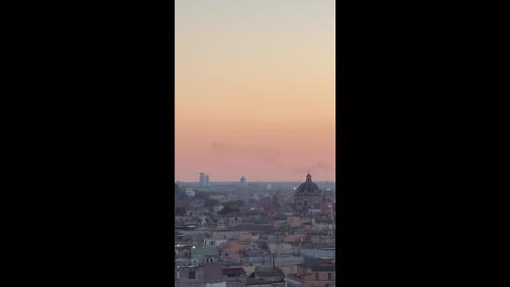 Stunning starling murmuration over Rome, Italy
