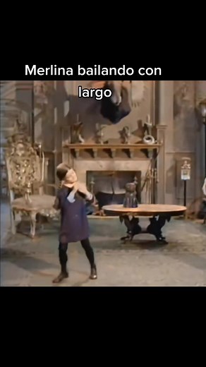 Merlina y Largo: Baile Divertido en los Locos Addams