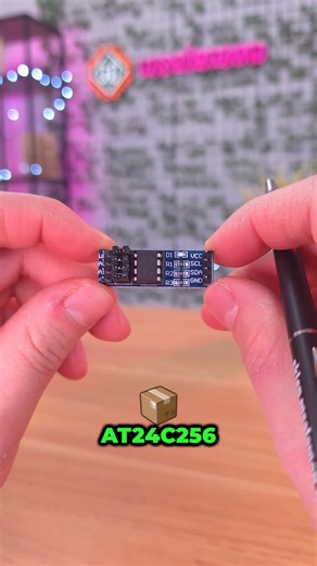 Mam tu AT24C256 — małą kość z aż 256 KB na trwałe dane: ustawienia, konfiguracje, kalibracje. Lecę po I2C: tylko SDA, SCL i zasilanie, bez zbędnego kombinowania. Działa na 3,3 V i 5 V, więc wchodzi do Arduino, STM32, ESP i wielu innych. Dorzucam zworki adresowe i trik, dzięki któremu ogarniesz nawet 8 sztuk na jednej magistrali. Najfajniejsze? DIP na podstawce, więc jak coś przypalisz, wymieniasz układ bez lutowania i jedziesz dalej. Chcesz taki moduł — link do sklepu msalamon wrzuciłem w opisie