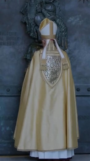 Vatican News in italiano on Instagram: "Questa mattina, alle ore 11.00, nella Basilica Papale di San Giovanni in Laterano, i fedeli hanno assistito al rito solenne della chiusura della Porta Santa. A presiedere la cerimonia, come già avvenuto il 25 dicembre per Santa Maria Maggiore, è stato l’arciprete, il cardinale Baldo Reina, vicario del Papa. Nell’atrio della Basilica, dopo aver pronunciato la formula, pregato in silenzio e poi in ginocchio, il cardinale ha tirato a sé i battenti della Porta