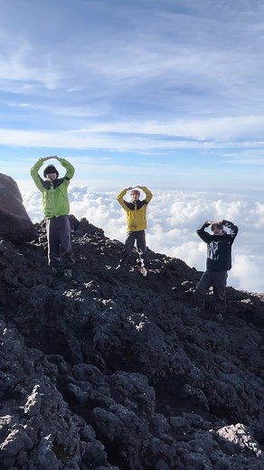 富士山頂に着地ー！🗻 INI登山部キムフェンダケ☀️ たける、ふぇん一緒に登ってくれてありがとう〜！！！ #INI #後藤威尊 #木村柾哉 #許豊凡