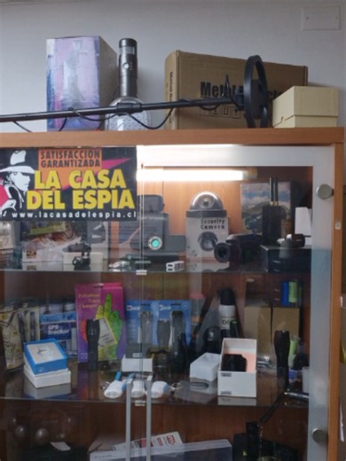 ¿Sabías que más del 50% de las personas sospechan haber sido víctimas de algún tipo de #Espionaje en algún momento de su vida? Lo más inquietante es que muchos dispositivos de #Vigilancia pueden permanecer ocultos durante años dentro de una casa, oficina o vehículo sin que nadie los detecte. Desde #MicrofonosEspia hasta sistemas de seguimiento con #GPS, la tecnología actual permite obtener información sin levantar sospechas. La pregunta es simple: si alguien quisiera escuchar tus conversaciones 