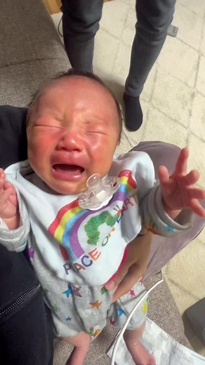 おしゃぶりなんていらんねん👶#赤ちゃん #新生児 #おしゃぶり#ギャン泣き #泣き顔 #令和3年ベビー#男の子ベビー#育児日記#新米パパ#新米パパと繋がりたい #パパっ子#パパ大好き#赤ちゃんのいる生活#ベビーフォト#ベビライフ