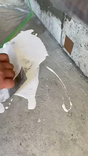 色むら補修のトップコート2回塗りの1回目は金鏝で土間コンに浸透するように丹念に刷り込む動画。