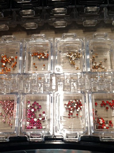 🇫🇷 Je change mon strass dentaire parce que l'ancien m'a abandonné dans mon dentifrice 😆🦷 Et oui je suis aussi formée en pose et dépose de strass dentaires ! 💎 D'aileurs si tu veux prendre rdv, rdv sur le compte switching_gems sur insta ! 🇬🇧 Watch me change my tooth gem because the last one abandoned me in my toothpaste 😆🦷 And yes, I'm also trained in applying and removing dental gems! 💎 By the way, if you'd like to book an appointment, check out my Instagram account, switching_gems! #s