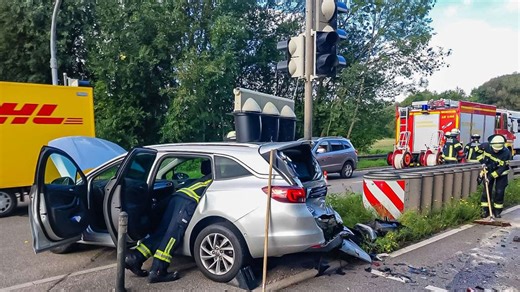 B27-Trümmerfeld und Stau – Auffahrunfall an Ampel