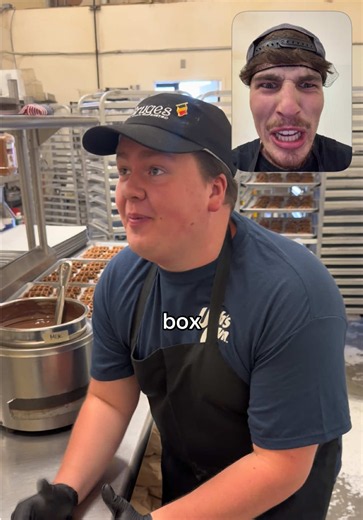 We’re giving away free honey and waffles in our LIVE! 🧇 #brugeswaffles