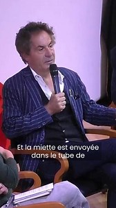 💨 Et si votre aspirateur… n’aspirait rien du tout ? Étrange idée ? Pas pour Étienne Klein, physicien et philosophe des sciences au CEA. Car ce qu’on appelle « force d’aspiration » n’en est pas une. La miette n’est pas aspirée… elle est poussée ! 👉 Tout vient d’une dissymétrie du flux d’air. Alors pourquoi continuons-nous à parler d’aspiration ? Parce que notre langage, lui, ne change pas. Il reste figé, même quand nos connaissances évoluent. Et c’est là tout le paradoxe : 🧩 Faire de la scienc