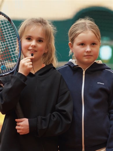 🎾 Wil jij ook graag starten met tennis? Let’s go! 🔥 Sporten met vrienden, knallen op de bal en samen lachen op het terrein. Klinkt goed toch? 😎 👉 Zin gekregen? Check welke tennisclub er bij jou in de buurt is via tennisvlaanderen.be en ga eens proberen! #tennis #tennisvlaanderen #tennismakingsmaand