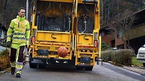 This self-driving bin truck just made waste collection totally futuristic