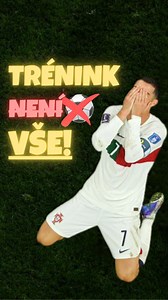 👉🏽 Mít skvělé dovednosti a umět je využít, když je to potřeba, jsou dvě různé věci. 👇🏼 Mnoho hráčů dře každý den – extra tréninky, analýza hry, posilovna… a vybudují tím neskutečné fyzické dovednosti. Jenže když pak přijde zápas, často hrají pod tlakem, bojí se chyb a nedokážou ukázat to, co umí. 🤦🏻‍♂️ Problém? Jejich mentální stránka zůstává pozadu. A čím víc se snaží to přebít ještě tvrdší prací, tím větší frustrace přichází. 📉 Ale fotbal není jen o tom dřít. Je o tom, abys ho hrál uvol