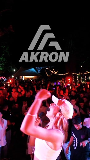 AKRON on Instagram: "🎉 Así vivimos la Fiesta de Fin de Año AKRON 2025 🎉 Un encuentro para celebrar todo lo construido durante el año: el trabajo en equipo, los desafíos superados y los logros alcanzados juntos. Risas, brindis y momentos compartidos que reflejan lo que somos: personas comprometidas, pasión por lo que hacemos. Gracias a cada uno que fue parte de este gran año. Vamos por un 2026 con más desafíos, crecimiento y nuevos sueños por cumplir. 💪✨ Muchas gracias a @pachu_pena @nazarenom