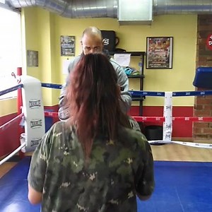 Yaiza a las manoplas de Toni Moreno. BOXEO FEMENINO 壘 TEAM TONI MORENO - CBXC @tetelopezfcb #boxeoespañol #boxing #boxeo #barcelona #champion #castellbisbal #campeon #rubi #challenges #winner #sport #molinsderei #fight #motivation #combatsports #martorell #boxeobarcelona #fightsports #healthylife #healthylifestyle #health #crossfit #fitness #gimnasio #boxerphotographer #gloves #box #boxingfight #boxeoolimpico #teamtonimoreno | TEAM TONI MORENO - CBXC | Facebook