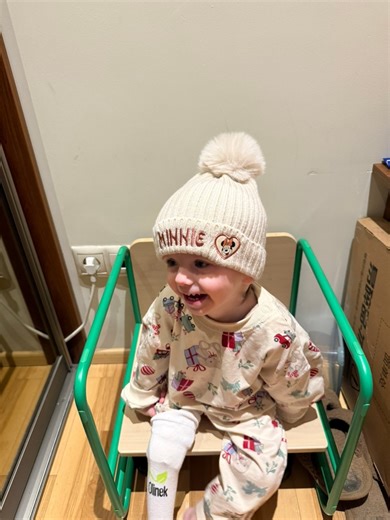 Labas! Na ką, beveik prabėgo 2025 metai.. Mes jau pasirengę “joti” į Naujus ugninio arklio metus🤭. Kiek daug nuveikta ir dar daugiau pasiekta🥹. Per šiuos metus mes: Įkūrėme Anos fondą✅ 6 savaites praleidome Olinek centre✅ 2 savaites Palangos “Gintare”✅ 2 savaites gulėjome raidos centre✅ 40val. Ankstyvosios reabilitacijos✅ ~10 savaičių užsiėmimų FMR centre✅ Išbandėme ABM metodiką (1sav.)✅ Begalė privačių užsiėmimų✅ Krūvis, užsiėmimų kiekis KOSMINIS! Juk Anai tik rugsėjį suėjo 2 metukai..🫣 Tači