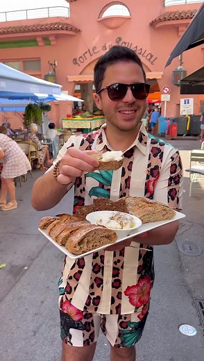 20K views · 329 reactions | WHITE TRUFFLE BURRATA  With a bread spread!  See below how you can do one at home #succulentbite Ingredients: • 1 creamy burrata • 4 tbsp olive oil (or truffle oil) • 1 pinch of truffle salt • 1 tbsp shaved white or summer truffles • Truffle powder (optional) • Thick cut baguette or breads for dipping #truffle #food #burrata #cheese #lunch #cannes | The Succulent Bite | Facebook