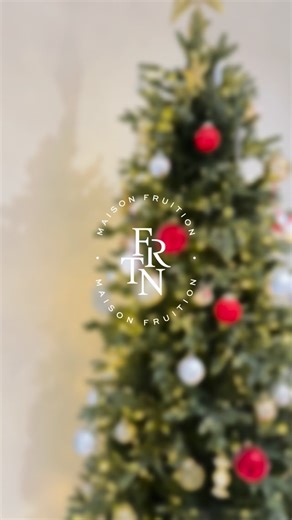 FRUITION 質感生活指南 on Instagram: "限量聖誕禮袋大獎搶先看👀✨ 滿額贈禮包大獎驚喜揭曉！沒錯就是由 Grace 親自為妳搭配的三套完整穿搭♡ 每套包含上衣＋下身，再加碼一款精選配件，超值優惠一次打包，通通藏在驚喜禮包裡～ 活動即將開跑，限量滿額禮包等女孩們來解鎖啦🔓 🎄 FRUITION 聖誕限定活動 (僅限台北旗艦店) 1. Grace 聖誕手繪短TEE ／托特包 加價購與滿額禮 ・消費滿 NT$4,500，享有以加購價 NT$199，即可獲得 Grace 聖誕手繪短TEE 或托特包 ・消費滿 NT$6,500 即可任選 Grace 聖誕手繪短 TEE 或托特包乙個 2. 消費滿 NT$8,000 即可任選 FRUITION 限量聖誕禮袋乙個 (人人有獎，神秘大獎等妳親自解鎖) 3. 追蹤 Fruition Instagram 即可獲得聖誕樹小卡 ＆ 品牌限定貼紙(於櫃台出示供店員確認) 🎄FRUITION 線上官網也同步祭出單筆消費滿 NT$3,000即享免運優惠 🔔線上/線下聖誕限定活動：12/17 (Wed.) - 12/28 (Sun.) 