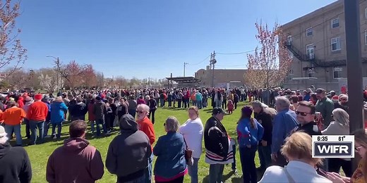 Freeport residents break record for world’s largest human pretzel