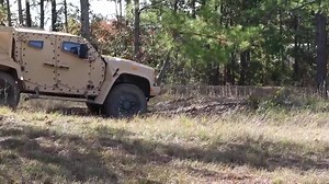 Conoces el JLTV? Os presentamos el sustituto del Humvee para las Fuerzas Armadas de EEUU. El JLTV (Joint Light Tactical Vehicle o Vehículo Táctico Ligero Combinado) es un MRAP con chasis en V para soportar IED,s. Con un peso de 11 toneladas destaca por sus bajos consumos 16,6l/100km, monta un motor Cummins Diesel de 4,5 litros y cuatro cilindros que da unos 330 caballos que puede alcanzar los 110 km/h. | Zona Tactica