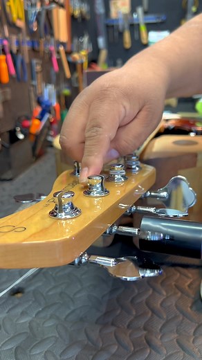14K views · 322 reactions | Professional Guitar & Bass Service Especialistas en reparación, mantenimiento y calibración de guitarras y bajos eléctricos. Aplicamos procesos de precisión, estándares internacionales y control de calidad riguroso para garantizar el máximo rendimiento de cada instrumento. *Todos los ajustes de calibración deben hacerse con el instrumento en posición de tocar. Lo hacemos sobre el banco de trabajo con fines de grabación). | EL TALLER DE WICHO | Facebook