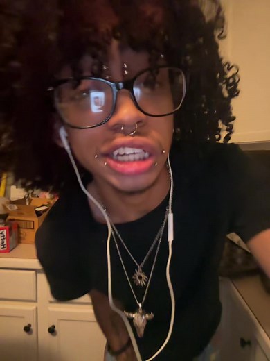 ▄︻デB̷o̷w̷ ̷b̷o̷w̷══━一 (@totally_not_june)’s videos with original sound - neonnyu