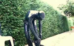 橡胶骑手的一天 1A day in latex and leather-Part.1-Getting in latex with leather motorcy