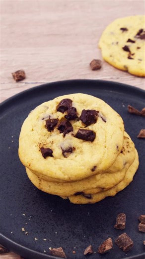 Keine Zeit? Kein Problem: Diese American Cookies kannst du in gerade mal 20 Minuten einfach selber machen. 🍪 ❤️ Dank dicken Chocolate Chunks werden sie so lecker. 🍫 😋 Das ganze Video mit Lara von @Schwesternkueche.de findest du jetzt auf unserem YouTube-Kanal! ⏯. Link im Highlight oder: youtube.com/einfachbacken Facebook.com/einfachbacken.de pinterest.de/einfachbacken/ #einfachbacken #american #amerika #cookies #americancookies #schokolade | einfach backen