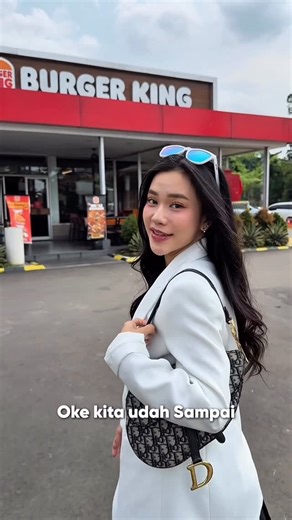 Jessica Jane on Instagram: "jangan bilangin erwin ya 🤫 tapi kalo yang bisa hemat tiap hari sih pasti dia juga setuju 🥰 #KingChickenBK #HematKingChickenBK @burgerking.id"