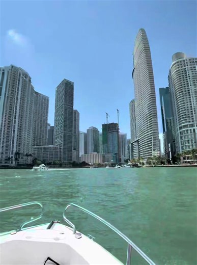 Slow day fishing in Miami… but it was all worth it 🌴 Nothing like those Miami city views 🌇 …and then the mango showed up 🥭🎣 #MiamiFishing #BigMango #InshoreFishing #BoatLife #cityveiws