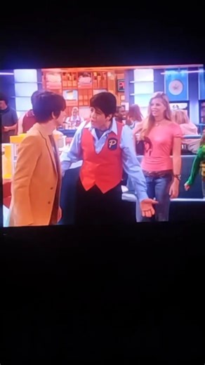 who else laughed while watching Drake and Josh 🤣🤣