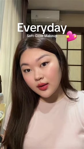 Octavia | Sharing Mama anak dua on Instagram: "💖Products mentioned : @sephoraidn bestskinever ‘glowy’ shade 14p @luxcrime_id contour and concealer @kivabeauty.official blush stick ‘sundaybrunch’ contourpowder ‘cool’ Highlighter @judydollindonesia eyeliner pen & essence lipglaze #grwm #makeup #makeupoftheday #softglow"