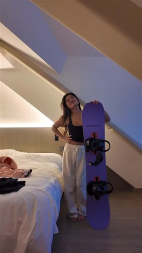 Si 🌞Coastal Lifestyle x Surf Travel on Instagram: "GRWM: Extreme cold edition ❄️ Every layer counts at -20°C! Who else rides in freezing temps? Base layer (thermal) Insulated vest Pullover Knee pads Butt pad Snowboard bib Face mask Waterproof jacket Helmet Goggles with helmet mask Hand warmer Then mittens, double layer Boots with wool socks 🧦 . . This video is showing a beginner snowboarder girl Get ready with me snowboarding extreme cold weather -20 degrees. Winter snowboard gear essentials: