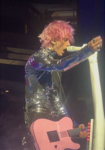 the most talented boy in the world. mainstream sellout tour. 🔙 video by me #fyp #mgk #machinegunkelly #lostamericana @mgk