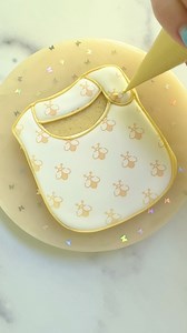 Busy bee baby bib 🐝 #royalicingcookies #babyshowercookies #cookiedecorating #decoratedcookies | Butterfly Bakes ATL
