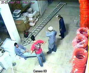 Les échelles peuvent être également dangereuse si on ne s'assure pas de leur stabilité. Certaines formations en SST parle faire tenir l'échelle par un collègue le temps de lui trouver un ancrage solide. | La SST sans censure