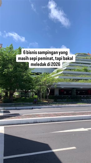 Nomor 6 ini yang paling banyak ngubah hidup orang termasuk hidup aku 👇 Ini dia 6 bisnis online yang lagi meledak sekarang (dan bakal makin besar lagi di 2026): 1️⃣ AI Content Enhancer AI bisa nulis tapi belum bisa bikin orang ngerasa. Skill kamu dibayar untuk membuat konten AI jadi lebih manusiawi, emosional, dan relatable. Bisnis akan bayar untuk hal yang AI belum bisa lakukan. 2️⃣ Business Automations Banyak pebisnis buang waktu balas DM, follow-up, sampai ngejadwalin hal kecil. Dengan Zapier