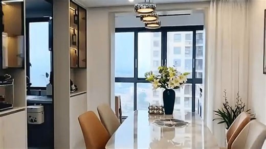 海信电视E8Q画面跃然而出，沉浸感满满——超高清画质搭配智能调光，观影如临其境，细节分毫毕现，色彩真实自然，居家影音体验全面升级。