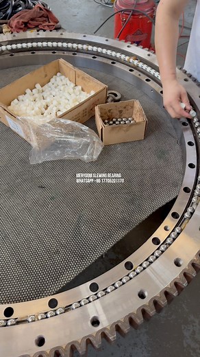 This is an external gear slewing bearing with a double-row ball structure featuring different ball diameters. The inner and outer raceways are equipped with steel balls of different sizes, enabling a more rational distribution of axial load, radial load, and tilting moment. The larger balls primarily bear heavy axial loads and tilting moments, while the smaller balls help optimize contact stress and improve operational smoothness. This design enhances load capacity without increasing the overall