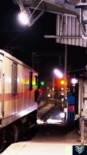 Alp showing green light on his duty 😍🧡 #shorts#indianrailways#alpstatus#locopilotstatus#trainmanager