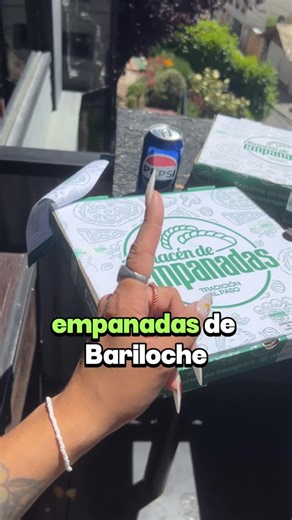 Rocio inostroza on Instagram: "🥟 @almacenempanadas.ok 🔥 Probé de TODO y no me arrepiento Desde empanadas con vacío + provoleta 🤤 hasta pizzas con cheddar & panceta 🧀🥓 (M O R T A L E S) La masa súper rica, de esas que se sienten caseras 😮‍💨✨ 📍 En pleno centro de Bariloche 🥤 Tienen súper combos de empanadas + gaseosa ⚡ Pedís y te las entregan al toque 👉 Variedad, buen precio y rapidez… ¿qué más? 😍 • 🔥 Sabores que explotan • 🥟 Combos bien armados • ⚡ Ideal para comer rico sin esperar @