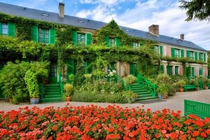 #Giverny . Fondation Claude Monet. ... Claude Monet vécut dans cette maison rose aux volets verts pendant 43 ans, de 1883 à 1926. En passant sa porte, on découvre le lieu de vie du peintre et son atelier, mais aussi les reconstitutions d’une soixantaine de ses toiles. L'univers de Claude Monet, un jardin fantastique, une vrai maison de peintre. Ce qui n'était à l'origine qu'un verger normand d'herbe et de pommiers devient, avec la contribution de toute la famille, un jardin historique. C'est un 