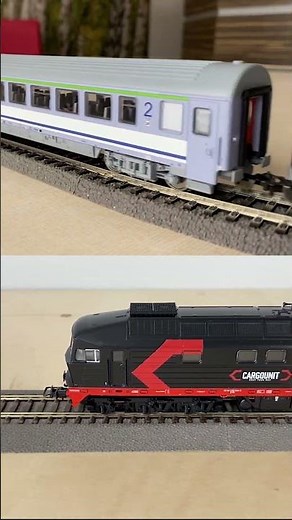 Piko vs. Roco starter set model trains in H0 scale