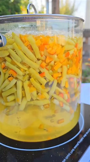 Descopera oala transparenta Anyta Cooking de 5.5L cu design elegant si versatila în care poți sa gatesti si sa servesti de acum preparatele tale . 😍 Este disponibila in doua variante: 1.⁠ ⁠Oala care funcționează pe: INDUCTIE 2.⁠ ⁠Oala care funcționează pe: Vitroceramica,Plita Electrica si Gaz ✨ Ușor de curățat: Ideală pentru spălare manuală și la mașina de spălat vase. 🌿 Sănătoasă: Fără reacții chimice, păstrează gustul autentic al alimentelor. 🛒 Comandă acum, alatura-te si tu in randul sutel