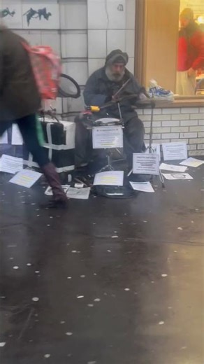 👀 Unique Busker Drummer 🥁