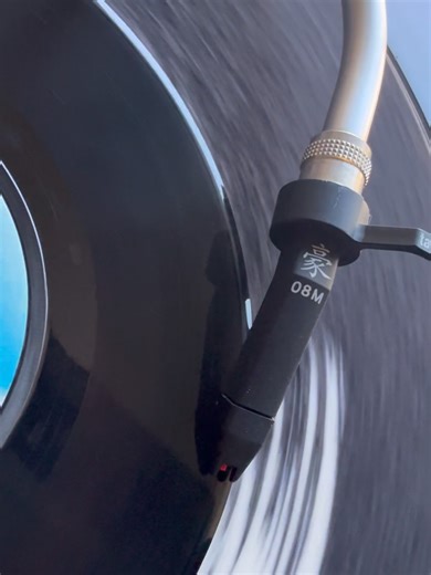 DJ MURO | 昔から大好きなCHAIN REACTIONの未発表音源を ご近所さんの @ranamusica でゲット✨#45friday🍩 #bruceruffin #bobbydavis #davecollins 今までは、フランス盤のB面に収録されている、... | Instagram