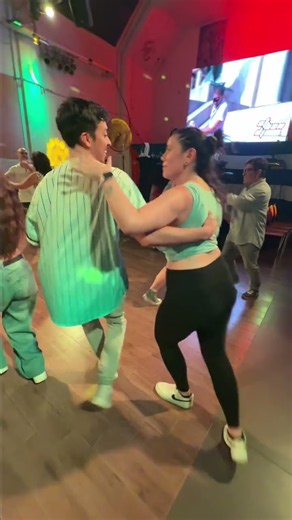 ¡Pura energía en la pista! Así se vive el social 🔥 #bailacubano #salsaybachata #dance