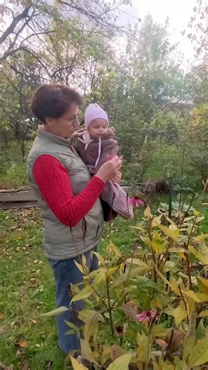 Ak by tvoje dieťa dnes večer ochorelo… vedela by si, ako ho liečiť prírodne? Čo urobiť ako prvé? Alebo by si siahla po produktoch z lekárne? 🤍 Kedysi to bolo prirodzené. Tieto vedomosti sa odovzdávali z pokolenia na pokolenie — medzi mamami, ženami, rodinami. Lenže za posledné generácie sa to vytratilo. A veľa z toho sa jednoducho zabudlo. Bylinky, čaje, obklady, vývary, oxymely ... Bežná domáca starostlivosť, ktorá dávala istotu. Keď dieťa ochorie, nemusíš hneď skĺznuť do paniky. Potrebuješ le